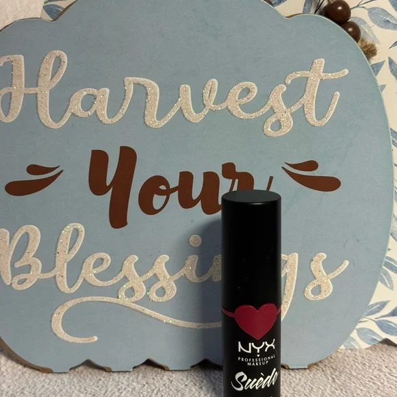 NYX Professional Suede Matte Lipstick - Bold Fuchsia - “Sweet Tooth” - Picture 4 of 6